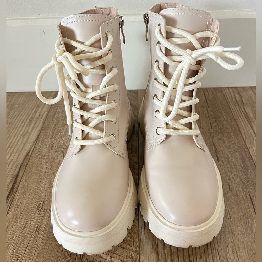 Cream coloured combat boots with side zippers. Size 39. EUC.